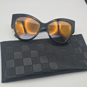 Marc Jacobs Cat-Eye Holographic Lens & Gold Hardware Black Frame Sunnies (EUC)✨️